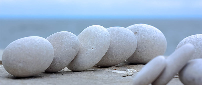 Runde weiße Steine aufeinander geschlichtet.