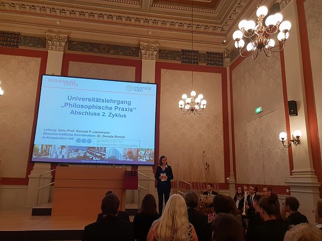 Donata Romizi hält eine Rede im Kleinen Festsaal im Hauptgebäude der Universität Wien