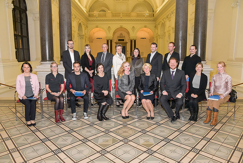 Gruppenfoto der Absolvent*innen des 1. Zyklus