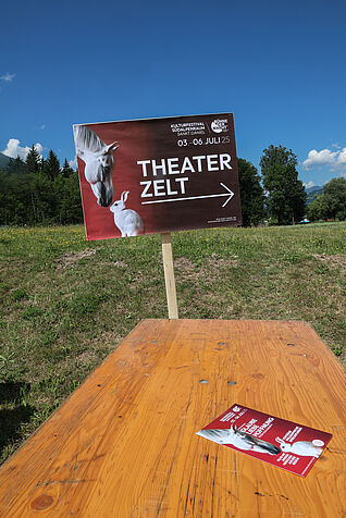 Wegweiser zum Theaterzelt
