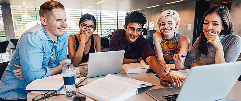 Gruppe lernt und diskutiert mit Laptops