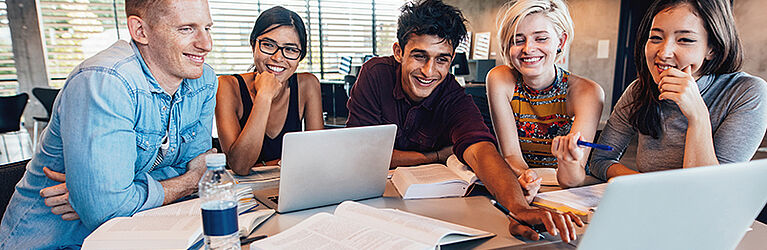 Gruppe lernt und diskutiert mit Laptops