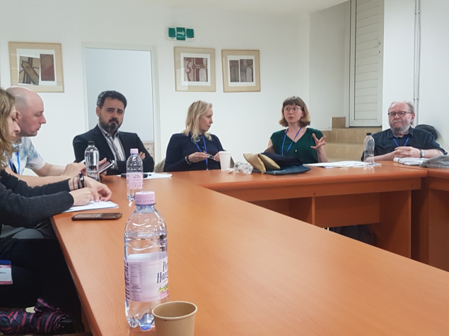 von links nach rechts: Assoz.-Prof. Dr. Michael Noah Weiss (University of South-Eastern Norway), Prof. José Barrientos-Rastrojo (University of Sevilla), Prof. Lydia Amir (ehem. College of Management Academic Studies in Tel-Aviv), Mag. Sandra Radinger, BA (Alumna Universitätslehrgang Philosophische Praxis), Em. Univ.-Prof. Anders Lindseth (Hochschule in Bodø, Norwegen und Universität Göteborg, Schweden) sitzend im Gespräch