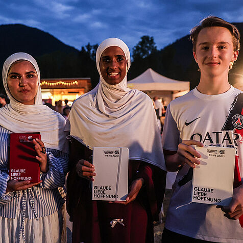 Jugendliche halten Festival-Broschüre 