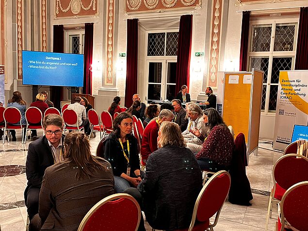 Teilnehmer:innen im Gespräch