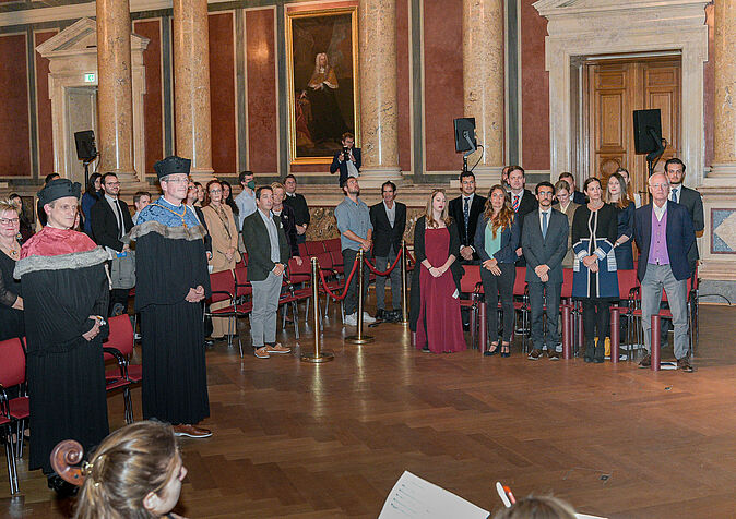 Studienpräses Prof Peter Lieberzeit, Prof Fremuth and participants at the ceremonial hall 