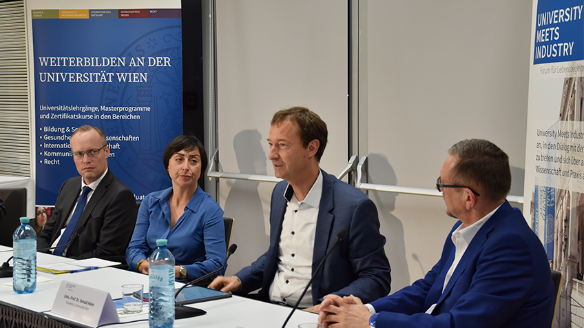 Podium v.l.n.r. Alexander Biach (WKW), Ilkim Erdost (AK Wien), Ronald Maier (Universität Wien), Martin Krajcsir (Wiener Stadtwerke GmbH)