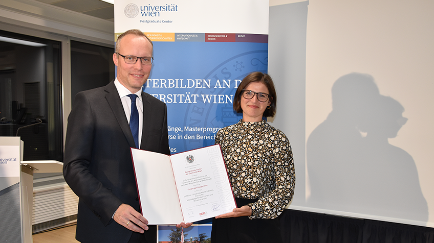 Übergabe der Urkunde von Alexander Biach (WKW) an Judith Fritz, stellvertretend für das Postgraduate Center der Universität Wien